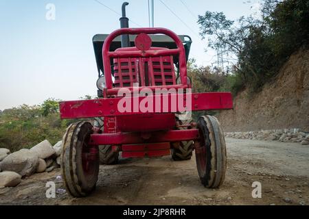 April 2. 2022. Dehradun uttarakhand Indien. Nahaufnahme eines roten Traktorfahrzeugs. Stockfoto