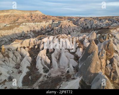 Luftaufnahme von Felsformationen in der Nähe von Goreme, Kappadokien, Türkei. Stockfoto