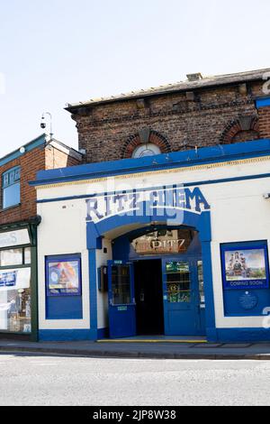 Das historische Ritz-Kino, das seit 1912 in Betrieb ist, ist das am längsten laufende unabhängige Kino. Westgate, Thirsk, North Yorkshire, England. Stockfoto