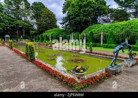 Die beiden Wrestler von Herculaneum bronzen im italienischen Garten von Compton Acres Gardens, Poole, Dorset, England, Großbritannien Stockfoto