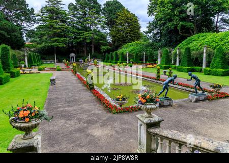 Die beiden Wrestler von Herculaneum bronzen im italienischen Garten von Compton Acres Gardens, Poole, Dorset, England, Großbritannien Stockfoto