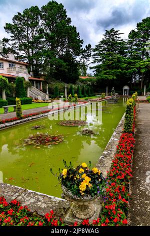 Farbenfrohe Bepflanzung vor der italienischen Villa façade im Italienischen Garten in Compton Acres Gardens, Poole, Dorset, England, Großbritannien Stockfoto