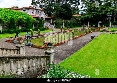 Farbenfrohe Bepflanzung vor der italienischen Villa façade im Italienischen Garten in Compton Acres Gardens, Poole, Dorset, England, Großbritannien Stockfoto