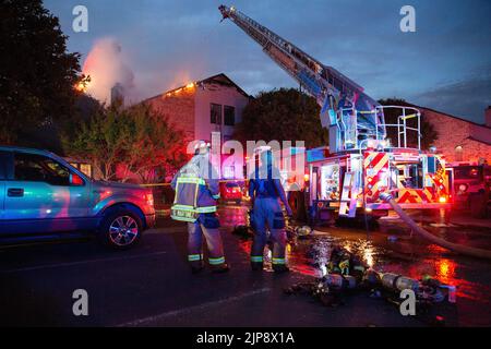 Die Feuerwehr von Austin arbeitet am 15. August 2022 daran, einen Brand im Balcones Woods Apartment Complex in Austin, Texas, zu löschen. (Foto: Stephanie Tacy/SIPA USA) Stockfoto