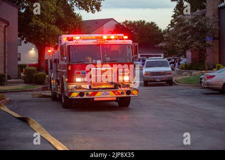 Die Feuerwehr von Austin arbeitet am 15. August 2022 daran, einen Brand im Balcones Woods Apartment Complex in Austin, Texas, zu löschen. (Foto: Stephanie Tacy/SIPA USA) Stockfoto