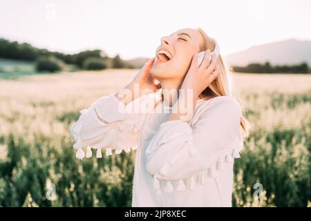 Ländliche Szene, Sommer, mit Gesang, Musik hören, Land, Landleben, ländliche, ländliche Szenen, Sommer, Musik hören Stockfoto