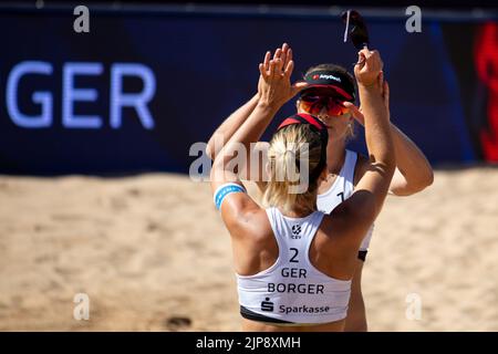 München, Deutschland. 16. August 2022. München, 16. 2022. August: Karla Borger (2 GER) und Julia Sude (1 GER) während des Bühnenspiels der Beach Volleyball Group zwischen Deutschland und der Ukraine auf dem Königsplatz bei den Münchner Europameisterschaften 2022 in München (Liam Asman/SPP) Quelle: SPP Sport Pressefoto. /Alamy Live News Stockfoto