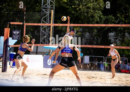 München, Deutschland. 16. August 2022. München, Deutschland, August 16. 2022: Action beim Bühnenspiel der Beach Volleyball Group zwischen Frankreich und Finnland auf dem Königsplatz bei den Münchner Europameisterschaften 2022 in München (Liam Asman/SPP) Quelle: SPP Sport Pressefoto. /Alamy Live News Stockfoto