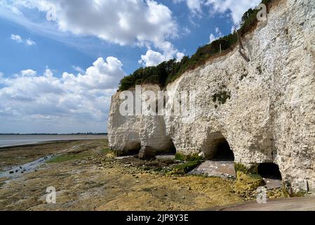 Eine wunderschöne Aussicht auf die weißen Klippen am felsigen Strand von Pegwell Bay unter einem bewölkten Himmel Stockfoto