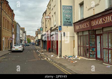 Eine schmutzige Straße in Ramsgate mit Müll und Müll auf dem Bürgersteig verteilt Stockfoto