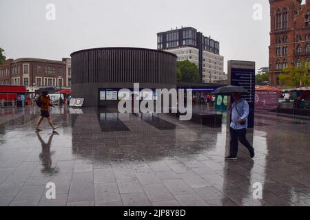 London, Großbritannien. 16.. August 2022. Heftiger Regen in King's Cross, wenn nach monatelanger Dürre in England wieder Regen einkehrt. Kredit: Vuk Valcic/Alamy Live Nachrichten Stockfoto