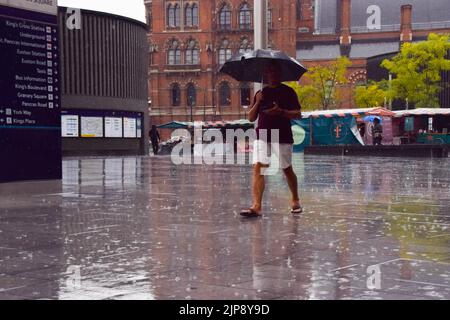 London, Großbritannien. 16.. August 2022. Heftiger Regen in King's Cross, wenn nach monatelanger Dürre in England wieder Regen einkehrt. Kredit: Vuk Valcic/Alamy Live Nachrichten Stockfoto