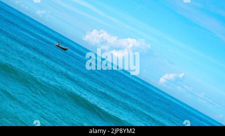 Panorama-Atmosphäre. Klarer Himmel ruhige See Horizont Linie Wolke. Konzept Lifestyle Bewegung fließen nach unten Fortschritt Regress, Wahl Richtung Entwicklung Leben Stockfoto