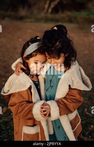 Mädchen, Kindheit, Geschwisterliebe, vintage, Mädchen, Kindheit, Kinder, Kind, Kinder, Geschwisterliebe, Vintage-Druck, Jahrgänge Stockfoto