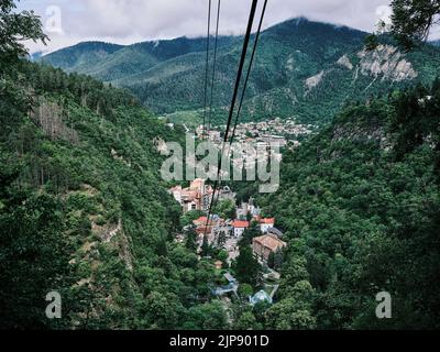 Blick von der Seilbahn auf die Stadt Borjomi, Georgien. Borjomi ist eine Kurstadt im südlichen Zentrum Georgiens, 160 km von Tiflis entfernt, mit 11.122 Einwohnern. Die Stadt ist bekannt für ihre Mineralwasserindustrie (die die Nummer eins Export von Georgien ist). Die Mineralquellen des Borjomi-Tals wurden vor mehr als tausend Jahren entdeckt. Stockfoto