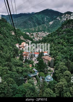 Blick von der Seilbahn auf die Stadt Borjomi, Georgien. Borjomi ist eine Kurstadt im südlichen Zentrum Georgiens, 160 km von Tiflis entfernt, mit 11.122 Einwohnern. Die Stadt ist bekannt für ihre Mineralwasserindustrie (die die Nummer eins Export von Georgien ist). Die Mineralquellen des Borjomi-Tals wurden vor mehr als tausend Jahren entdeckt. Stockfoto