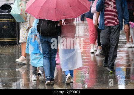 Piccadilly Circus, London, Großbritannien. 16. August 2022. UK Wetter: Regenschauer in London. Kredit: Matthew Chattle/Alamy Live Nachrichten Stockfoto