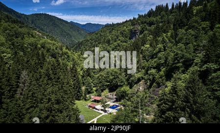 Borjomi, Georgia. 14. September 2017. (ANMERKUNG DER REDAKTION: Bild aufgenommen mit Drohne)Luftaufnahme der Borjomi Sulphur Pools in Borjomi, Georgia. Borjomi ist eine Kurstadt im südlichen Zentrum Georgiens, 160 km von Tiflis entfernt, mit 11.122 Einwohnern. Die Stadt ist bekannt für ihre Mineralwasserindustrie (die die Nummer eins Export von Georgien ist). Die Mineralquellen des Borjomi-Tals wurden vor mehr als tausend Jahren entdeckt. (Foto von Hendrik Osula/SOPA Images/Sipa USA) Quelle: SIPA USA/Alamy Live News Stockfoto