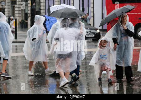 Piccadilly Circus, London, Großbritannien. 16. August 2022. UK Wetter: Regenschauer in London. Kredit: Matthew Chattle/Alamy Live Nachrichten Stockfoto