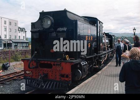 Blaenau Ffestiniog, Großbritannien - 28. Mai 2022: Eine hertiage-Dampflokomotive (Ex-South African Railways NGG16 Class) am Bahnhof Porthmadog Harbour. Stockfoto