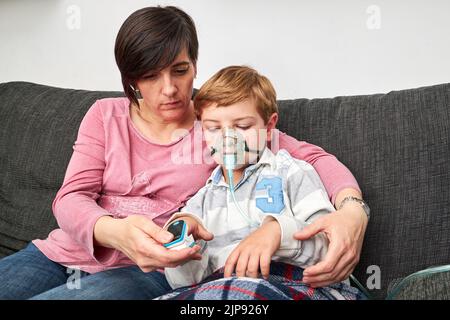 Zuhause, krank, Behandlung, Sauerstoffmaske, Vernebler, Inhalation, Häuser, krank, Krankheit, Behandlungen, Sauerstoffmasken Stockfoto