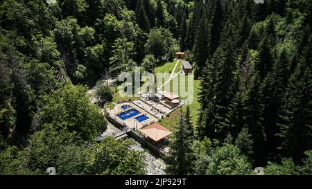 Borjomi, Georgia. 14. September 2017. (ANMERKUNG DER REDAKTION: Bild aufgenommen mit Drohne) Luftaufnahme der Borjomi Schwefelbecken in Borjomi, Georgia. Borjomi ist eine Kurstadt im südlichen Zentrum Georgiens, 160 km von Tiflis entfernt, mit 11.122 Einwohnern. Die Stadt ist bekannt für ihre Mineralwasserindustrie (die die Nummer eins Export von Georgien ist). Die Mineralquellen des Borjomi-Tals wurden vor mehr als tausend Jahren entdeckt. (Bild: © Hendrik Osula/SOPA Images via ZUMA Press Wire) Stockfoto