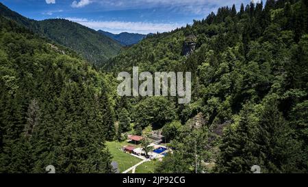 Borjomi, Georgia. 14. September 2017. (ANMERKUNG DER REDAKTION: Bild aufgenommen mit Drohne) Luftaufnahme der Borjomi Schwefelbecken in Borjomi, Georgia. Borjomi ist eine Kurstadt im südlichen Zentrum Georgiens, 160 km von Tiflis entfernt, mit 11.122 Einwohnern. Die Stadt ist bekannt für ihre Mineralwasserindustrie (die die Nummer eins Export von Georgien ist). Die Mineralquellen des Borjomi-Tals wurden vor mehr als tausend Jahren entdeckt. (Bild: © Hendrik Osula/SOPA Images via ZUMA Press Wire) Stockfoto