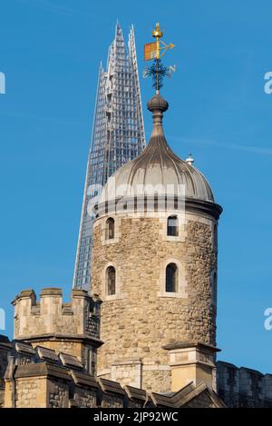 Londons neue Skyline hinter dem alten Tower of London. Der Shard-Wolkenkratzer hinter einer Kuppel des alten Tower of London-Denkmals Stockfoto