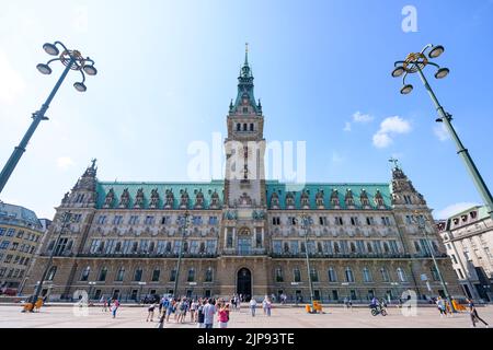 Hamburg, Deutschland. 16. August 2022. Hamburger Rathaus vor einem strahlend blauen Himmel im Sonnenschein. Quelle: Jonas Walzberg/dpa/Alamy Live News
