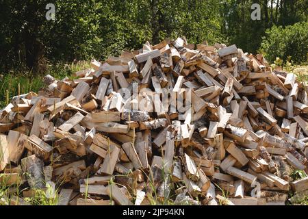 Chaotisch Haufen Brennholz auf dem Land in einem Sommer sonnigen Tag. Stockfoto