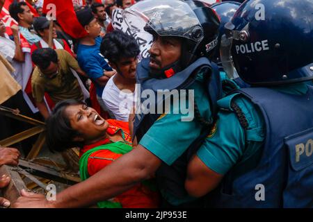 Dhaka, Bangladesch. 16. August 2022. Die Linke Demokratische Allianz marschierte auf das Büro des Premierministers zu und forderte eine Senkung der Preise für Heizöl, Harnstoffdünger, Lebensmittel und Tagesrohstoffe sowie eine Reduzierung der Transportpreise in Dhaka. Zu dieser Zeit griff die Polizei ihre Prozession an und stoppte ihren marsch. (Bild: © Abu Sufian Jewel/ZUMA Press Wire) Stockfoto