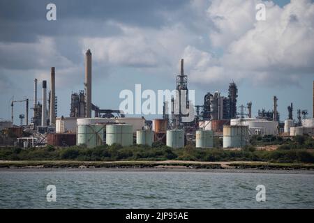 Der riesige Ölraffinierungs- und Erdöllagerkomplex in Fawley liegt in der Nähe von Southampton Water an der Südküste Englands Stockfoto