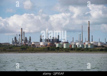 Der riesige Ölraffinierungs- und Erdöllagerkomplex in Fawley liegt in der Nähe von Southampton Water an der Südküste Englands Stockfoto