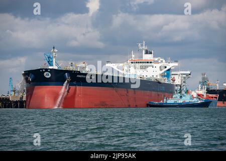 Der Rohöltanker Minerva Kalypso liegt in der Ölraffinerie Exxon Mobil Fawley in Southampton Water an der Südküste Englands Stockfoto