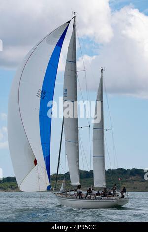 Loveley Sparkman und Stephens Swan 65 Ketch, Desperado, cruisen entlang der Solent auf ihrem Weg zu einem 2.. Platz in der Performance Cruiser Klasse in Cowes Stockfoto