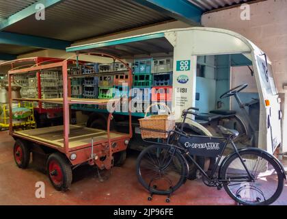 Klassische Oldtimer-Milch schwimmt im Transport Museum in Wythall, Worcestershire. Stockfoto