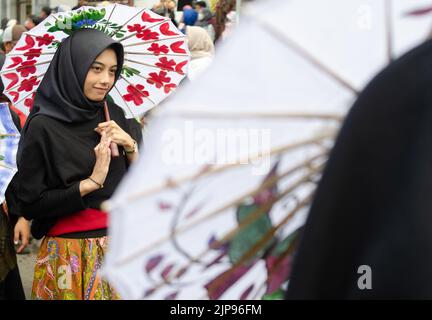 Bandung, Indonesien. 16. August 2022. Ein Mädchen nimmt an einem kulturellen Karneval im Vorfeld der Feier zum Unabhängigkeitstag in Lembang, Bandung, West Java, Indonesien, am 16. August Teil. 2022. Kredit: Septianjar/Xinhua/Alamy Live News Stockfoto