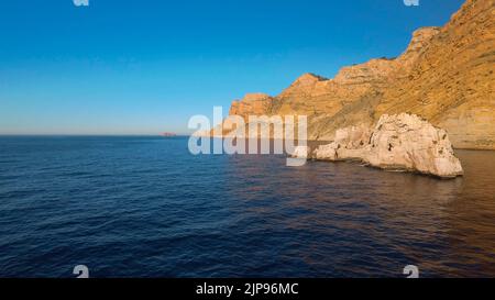 Sierra Helada Klippen und Mitjana Insel aus dem Meer, Luftbild, Benidorm, Provinz Alicante, Spanien Stockfoto