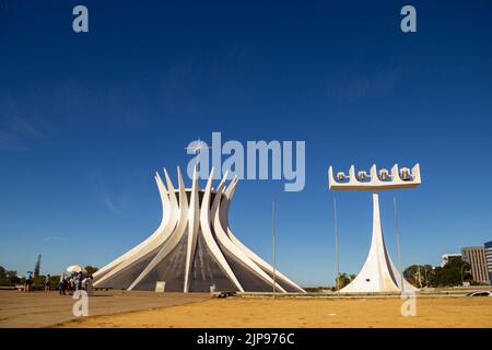 Brasília, Federal District, Brasilien – 24. Juli 2022: Metropolitan Cathedral of Brasilia. Ein architektonisches Werk von Oscar Niemeyer. Stockfoto