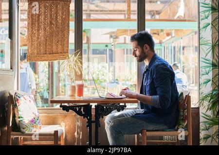 Café, Kaffeestundzeit, digitaler Nomade, ortsunhändig, Cafés, Kaffeepause Stockfoto