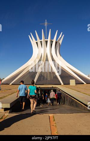 Brasília, Bundesdistrikt, Brasilien – 24. Juli 2022: Einige Gläubige kommen zur Messe in die Metropolitan Cathedral von Brasilia. Werk von Oscar Niemeyer. Stockfoto