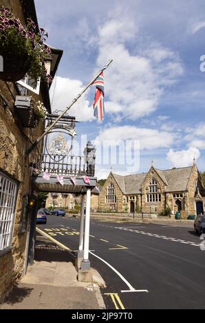 Dorset Village; das Dorf Abbotsbury in Dorset, mit dem Ilchester Arms Hotel und Strangways Hall, Südwestengland, Dorset UK Stockfoto