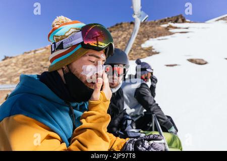 Sonnenschutz, Skifahrer, Sonnencreme, Sonnenschirme, Skifahrer, Sonnenlotionen Stockfoto