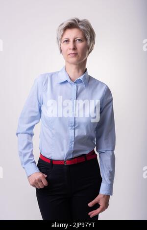 Geschäftsfoto. Frau in einem blauen Hemd Stockfoto