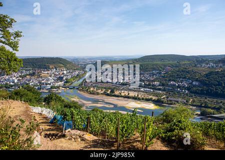 Ausgetrocknetes Flussbett des Rheins in der Nähe des Zusammenflusses von nahe und Rhein bei Bingen, Deutschland - sichtbare Felsen und Sandbeine aufgrund des außergewöhnlich niedrigen Wasserstandes nach einer langen Dürreperiode im August 2022. Stockfoto