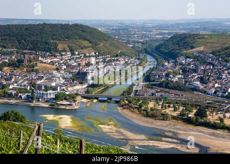 Ausgetrocknetes Flussbett des Rheins in der Nähe des Zusammenflusses von nahe und Rhein bei Bingen, Deutschland - sichtbare Felsen und Sandbeine aufgrund des außergewöhnlich niedrigen Wasserstandes nach einer langen Dürreperiode im August 2022. Stockfoto