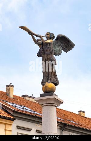 Die Statue des Engels von Uzupis von Romas Vilčiauskas auf dem Platz des Engels von Uzupis ist ein Symbol der republik Uzupis, der Altstadt von Vilnius, Vilnius Litauen Stockfoto