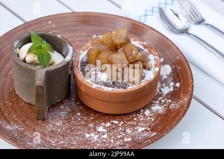 Souffle mit Kastanie in einer Kasserolle und Eis mit Creme Stockfoto