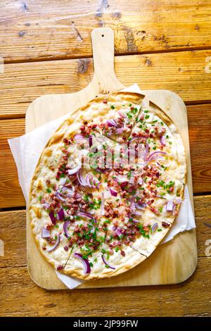 Flammkuchen „Tarte Flambée“ traditionelle deutsche Küche mit Stil serviert Stockfoto