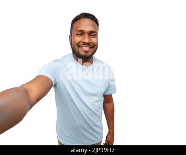 Lächelnder junger afroamerikanischer Mann, der Selfie nimmt Stockfoto